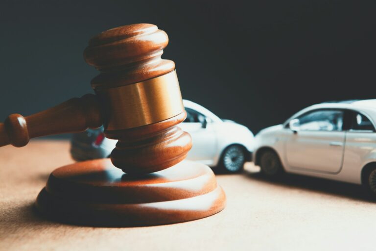 Kolizja, wypadek, a może sprawa karna? Dlaczego po zdarzeniu drogowym nie warto czekać z kontaktem z adwokatem